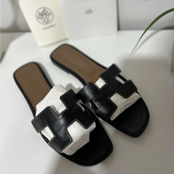 Hermès Oran Sandals Black - Picture 2 of 9